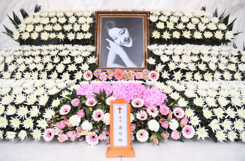 윤석화 추모 물결…"연극계 큰 기둥 잃었다”(종합)