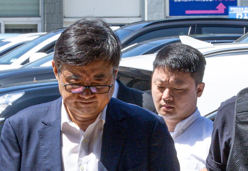 사망자 23명이 발생한 '화성 아리셀 공장 화재'와 관련해 박순관 아리셀 대표와 아들 박중언 총괄본부장이 지난 8월28일 구속 전 피의자 심문(영장실질심사)을 마친 후 대기 장소인 경기도 수원시 영통구 수원남부경찰서 유치장으로 들어서고 있다. 2024.8.28/뉴스1 ⓒ News1 이재명 기자