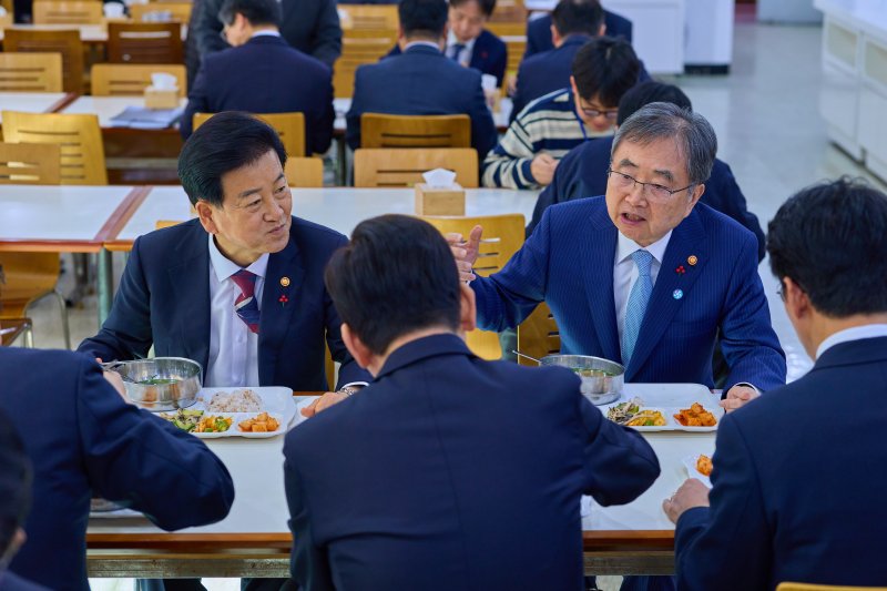 외교부·통일부 업무보고를 마친 이재명 대통령이 19일 서울 종로구 정부서울청사 별관 구내식당에서 조현 외교부 장관, 정동영 통일부 장관과 점심식사를 하고 있다. (대통령실 제공. 재판매 및 DB 금지) 2025.12.19/뉴스1 ⓒ News1 허경 기자