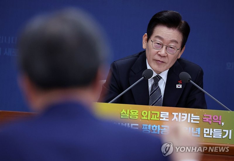 조현 외교부 장관에게 질문하는 이재명 대통령 (출처=연합뉴스)