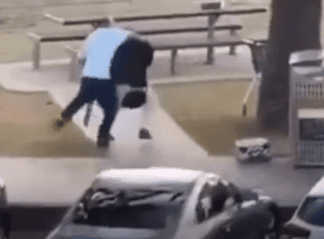 총격범 제압하는 아흐메드 알 아흐메드 (출처=연합뉴스)