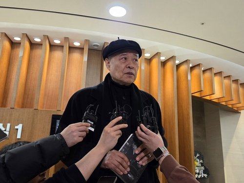 故 윤석화 빈소 찾은 손진책 연출가 (출처=연합뉴스)