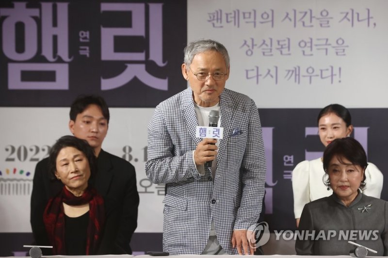 연극 '햄릿'에 출연하는 배우 유인촌 (출처=연합뉴스)