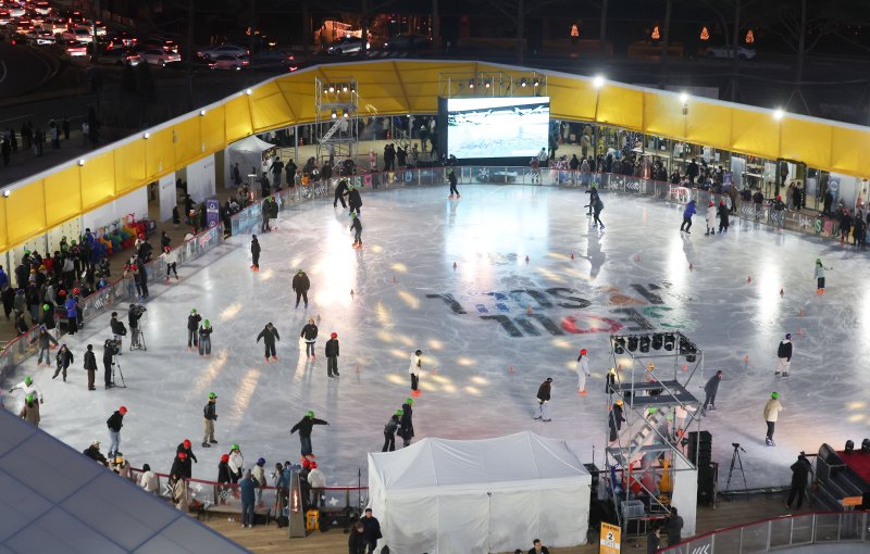 [서울=뉴시스] 김선웅 기자 = 19일 서울 중구 서울광장 스케이트장에서 시민들이 스케이트를 타고 있다. 겨울을 맞아 개장한 서울광장 스케이트장은 2월 8일까지 운영될 예정이다. 2025.12.19. mangusta@newsis.com