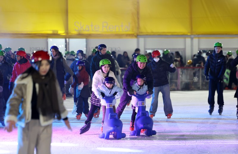 [서울=뉴시스] 김선웅 기자 = 19일 서울 중구 서울광장 스케이트장에서 시민들이 스케이트를 타고 있다. 겨울을 맞아 개장한 서울광장 스케이트장은 2월 8일까지 운영될 예정이다. 2025.12.19. mangusta@newsis.com