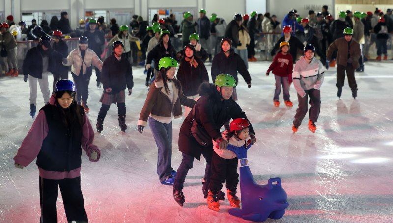 [서울=뉴시스] 김선웅 기자 = 19일 서울 중구 서울광장 스케이트장에서 시민들이 스케이트를 타고 있다. 겨울을 맞아 개장한 서울광장 스케이트장은 2월 8일까지 운영될 예정이다. 2025.12.19. mangusta@newsis.com