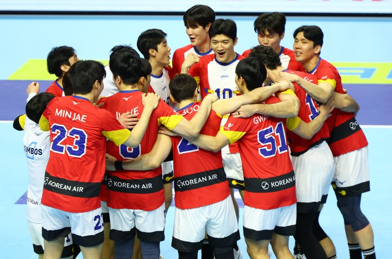 [인천=뉴시스] 황준선 기자 = 19일 인천계양체육관에서 열린 진에어 2025~2026 V-리그 남자부 한국전력 빅스톰과 대한항공 점보스의 경기, 세트스코어 3-0으로 승리한 대한항공 선수들이 자축하고 있다. 2025.12.19. hwang@newsis.com
