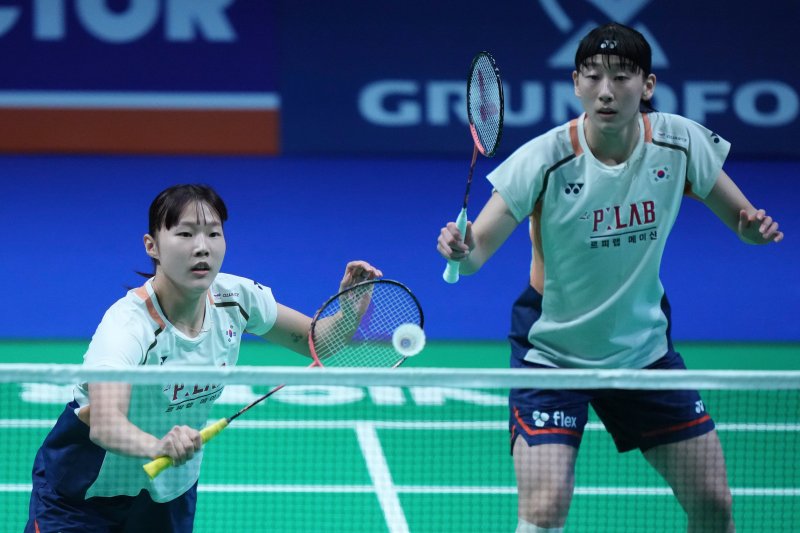 [오덴세=AP/뉴시스] 백하나와 이소희가 19일(현지 시간) 덴마크 오덴세 유스케방크아레나에서 열린 2025 세계배드민턴연맹(BWF) 월드 투어 슈퍼750 덴마크오픈 여자 복식 결승에서 김혜정-공희용 조와 경기하고 있다. 백하나-이소희 조가 2-1(15-21 21-14 21-15)로 승리하고 올 시즌 첫 우승을 차지했다. 2025.10.20.