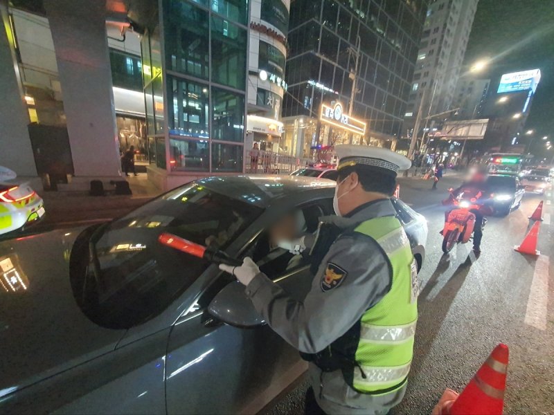 서울 양재역 인근서 음주단속 중인 경찰 (출처=연합뉴스)