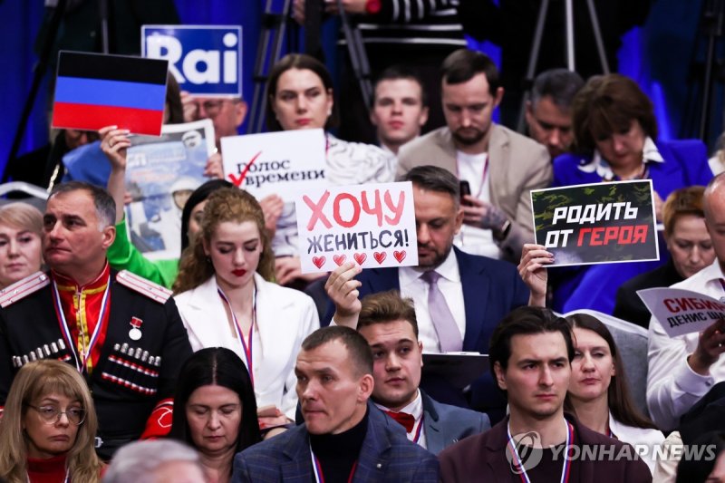 푸틴 기자회견에서 발언권 얻으려고 노력하는 기자들 (출처=연합뉴스)