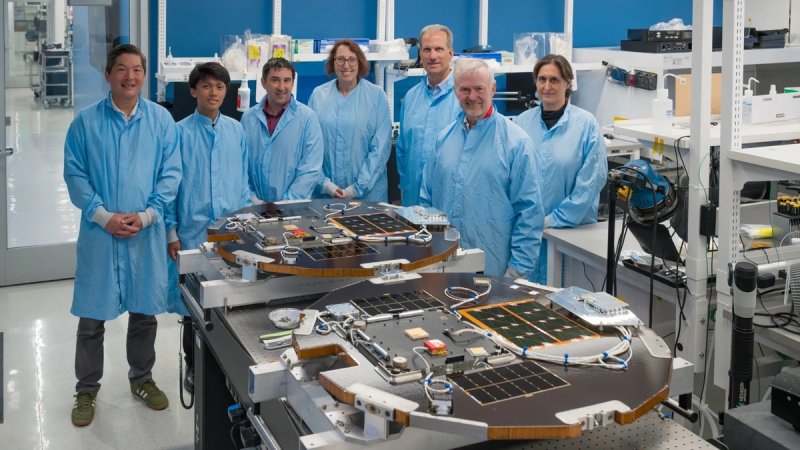 디스크샛 개발 중인 엔지니어들 (출처=연합뉴스)