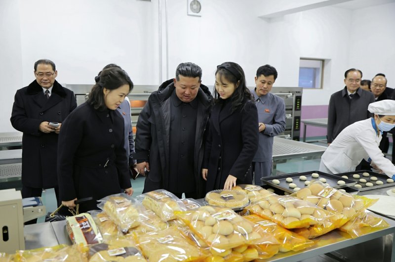 (평양 노동신문=뉴스1) = 김정은 북한 노동당 총비서가 지난 15일 부인 리설주 여사, 딸 주애와 강동군 지방공업공장 및 종합봉사소 준공식에 참석한 모습. [국내에서만 사용가능. 재배포 금지. DB 금지. For Use Only in the Republic of Korea. Redistribution Prohibited] rodongphoto@news1.kr