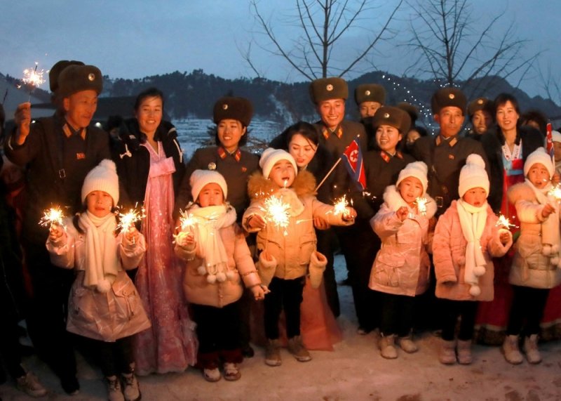 (평양 노동신문=뉴스1) = 지난 18일에 열린 북한 장강군의 지방공업공장 준공식 후 진행된 경축행사 모습. [국내에서만 사용가능. 재배포 금지. DB 금지. For Use Only in the Republic of Korea. Redistribution Prohibited] rodongphoto@news1.kr