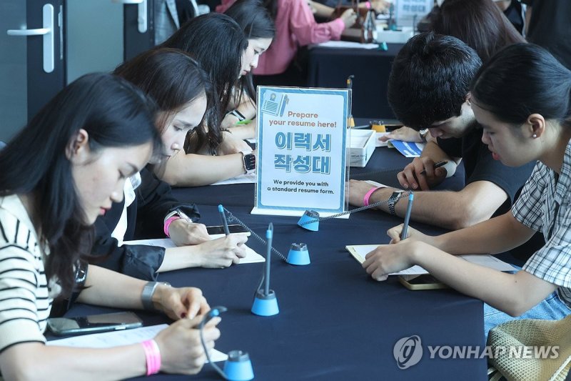 이력서 작성 중인 유학생들 (출처=연합뉴스)