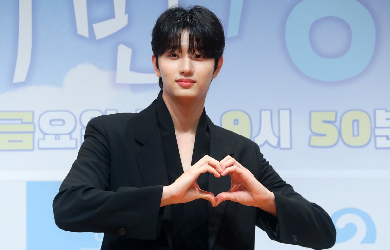 [서울=뉴시스] 김혜진 기자 = 배우 김재원이 16일 오전 서울 영등포구 KBS에서 열린 KBS2 새 예능 프로그램 '가는정 오는정 이민정' 제작발표회에서 포즈를 취하고 있다. 2025.05.16. jini@newsis.com