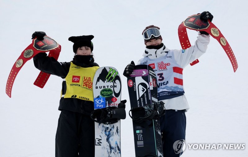 남녀부 우승 최가온(왼쪽)과 야마다. (출처=연합뉴스)