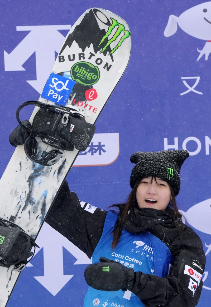 [장자커우시=신화/뉴시스] 스노보드 국가대표 최가온이 12일(현지 시간) 중국 허베이성 장자커우시에서 열린 2025~2026 FIS 스노보드 월드컵 여자 하프파이프에서 우승을 차지했다. 2025.12.13.
