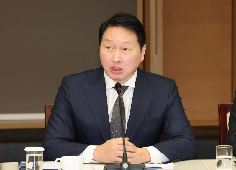 [서울=뉴시스] 배훈식 기자 = 최태원 대한상공회의소 회장이 16일 오전 서울 중구 대한상의에서 열린 민주당-대한상의 정책 간담회에서 발언하고 있다. 2025.12.16. dahora83@newsis.com