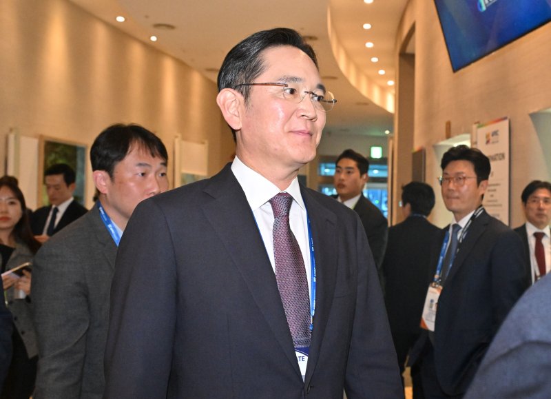 [경주=뉴시스] 추상철 기자 = 이재용 삼성전자 회장이 29일 경북 경주시 경주예술의전당에서 열린 한미 비즈니스 라운드 테이블에 참석하고 있다. (공동취재) 2025.10.29. photo@newsis.com