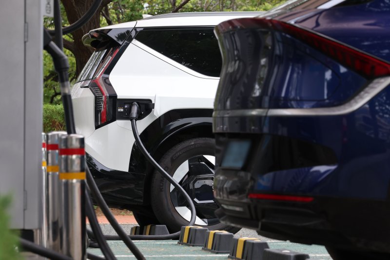 [서울=뉴시스] 권창회 기자 = 국내 전기차 시장이 신차효과를 앞세워 뚜렷한 반등세를 이어가고 있다. 9일 한국자동차모빌리티산업협회(KAMA)의 '올해 1~8월 국내 전기차 시장 동향'에 따르면 지난달 국내 전기차 판매는 2만4409대로, 지난 4월 이후 5개월 연속 전년 동월 대비 증가세를 나타냈다. 사진은 9일 서울 여의도 국회에서 전기차가 충전되고 있다. 2025.09.09. kch0523@newsis.com