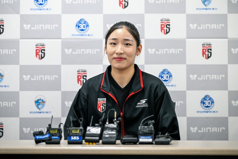 프로 입단 기자회견을 하고 있는 정관장 인쿠시(정관장 제공) ⓒ News1 안영준 기자