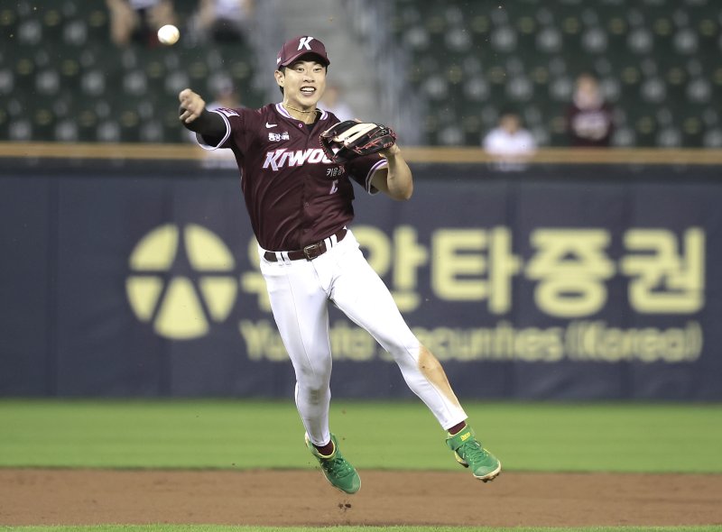 [서울=뉴시스] 정병혁 기자 = 16일 서울 송파구 잠실야구장에서 열린 2025 KBO리그 키움 히어로즈 대 두산 베어스의 경기, 7회말 무사 주자없는 상황 두산 김인태 땅볼 때 키움 3루수 송성문이 타구를 1루에 던지고 있다. 2025.09.16. jhope@newsis.com