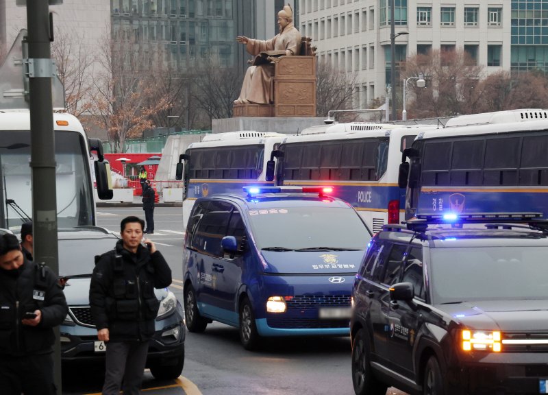 [서울=뉴시스] 조성우 기자 = 윤석열 전 대통령을 태운 호송차가 20일 김건희 특검 사무실이 있는 서울 종로구 KT광화문 웨스트 빌딩으로 들어서고 있다. 2025.12.20. xconfind@newsis.com