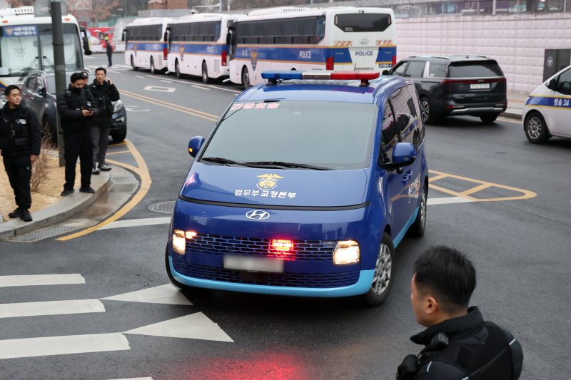 [서울=뉴시스] 조성우 기자 = 윤석열 전 대통령을 태운 호송차가 20일 김건희 특검 사무실이 있는 서울 종로구 KT광화문 웨스트 빌딩으로 들어서고 있다. 2025.12.20. xconfind@newsis.com