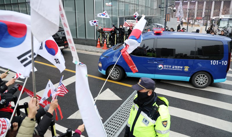 [서울=뉴시스] 조성우 기자 = 윤석열 전 대통령을 태운 호송차가 20일 김건희 특검 사무실이 있는 서울 종로구 KT광화문 웨스트 빌딩으로 들어서고 있다. 2025.12.20. xconfind@newsis.com