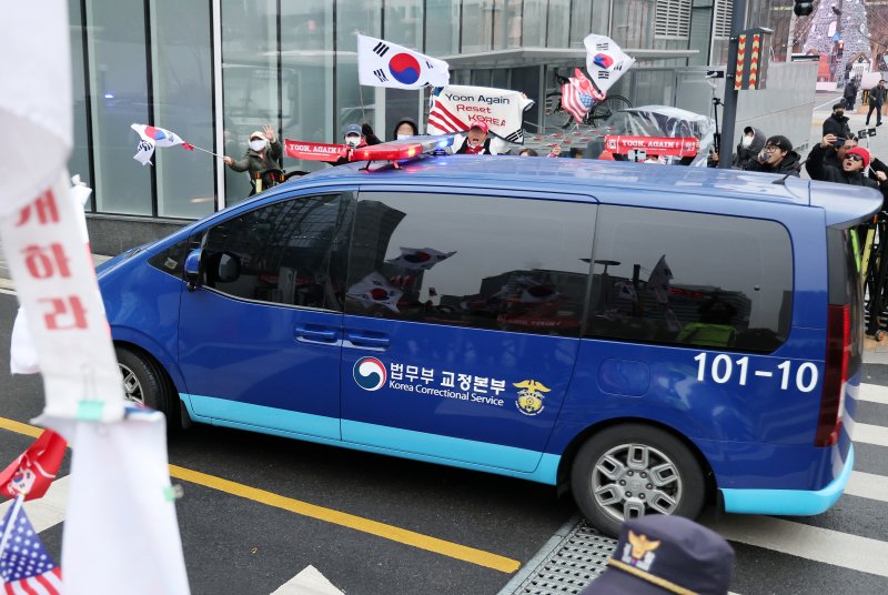 [서울=뉴시스] 조성우 기자 = 윤석열 전 대통령을 태운 호송차가 20일 김건희 특검 사무실이 있는 서울 종로구 KT광화문 웨스트 빌딩으로 들어서고 있다. 2025.12.20. xconfind@newsis.com