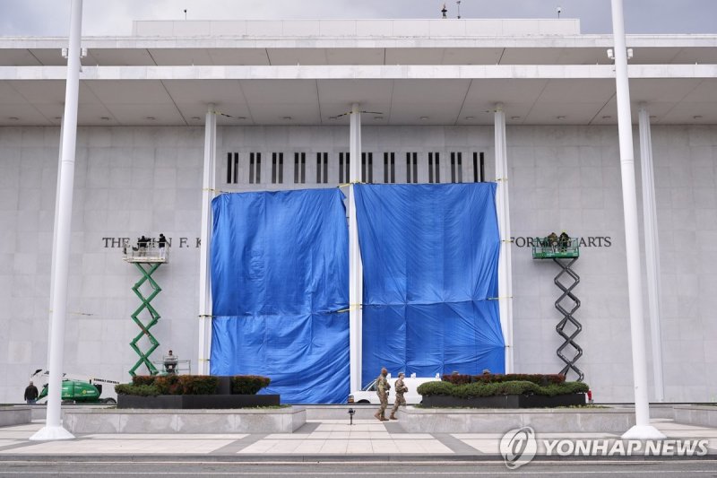 '트럼프-케네디센터' 새 간판 설치 작업 (출처=연합뉴스)