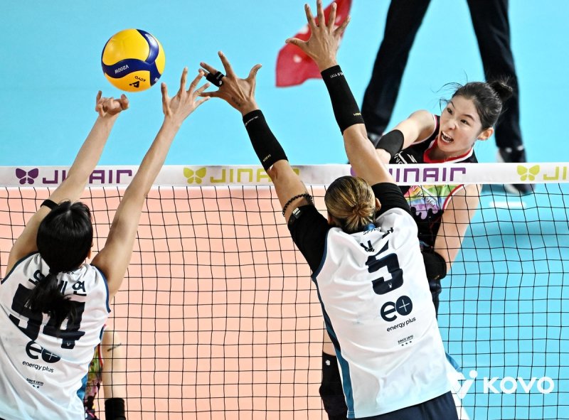 GS칼텍스의 실바를 앞에 두고 공격하는 정관장의 인쿠시(맨 오른쪽) (출처=연합뉴스)