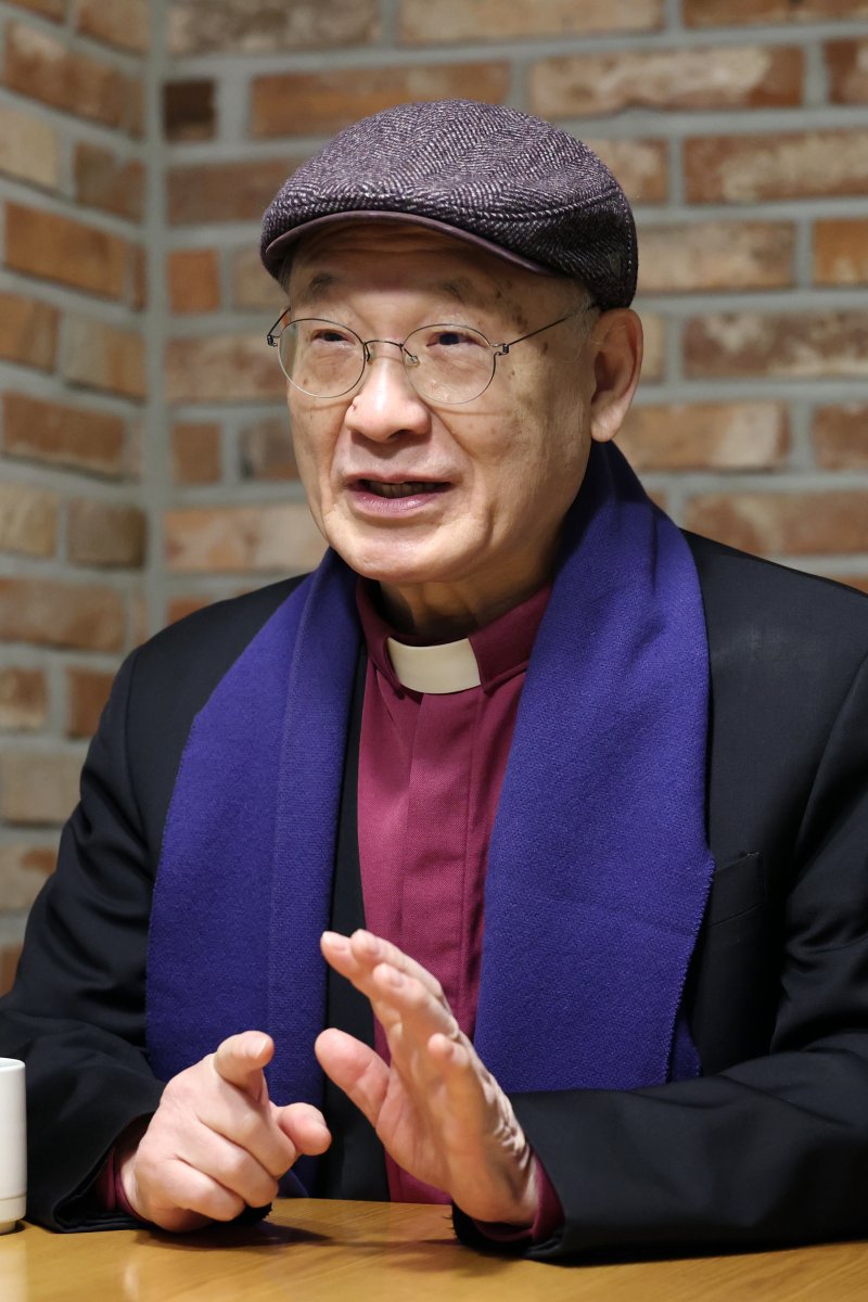 [서울=뉴시스] 박진희 기자 = 유엔 세계 명상의 날 한국위원회 공동위원장 윤종모 대한성공회 주교가 19일 서울 양천구 한 카페에서 인터뷰 하고 있다. 2025.12.20. pak7130@newsis.com