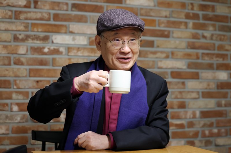 [서울=뉴시스] 박진희 기자 = 유엔 세계 명상의 날 한국위원회 공동위원장 윤종모 대한성공회 주교가 19일 서울 양천구 한 카페에서 인터뷰 하고 있다. 2025.12.20. pak7130@newsis.com