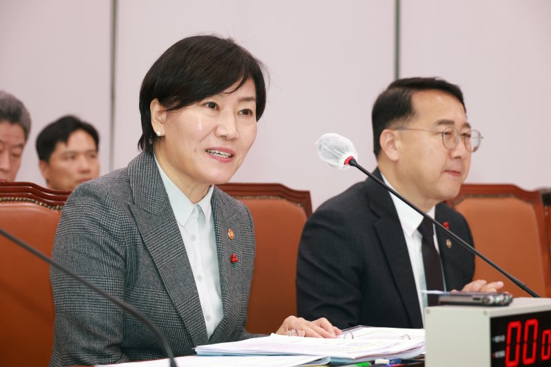 [서울=뉴시스] 고승민 기자 = 송미령 농림축산식품부 장관이 19일 서울 여의도 국회에서 열린 농림축산식품해양수산위원회 전체회의에서 의원 질의에 답하고 있다. 2025.12.19. kkssmm99@newsis.com