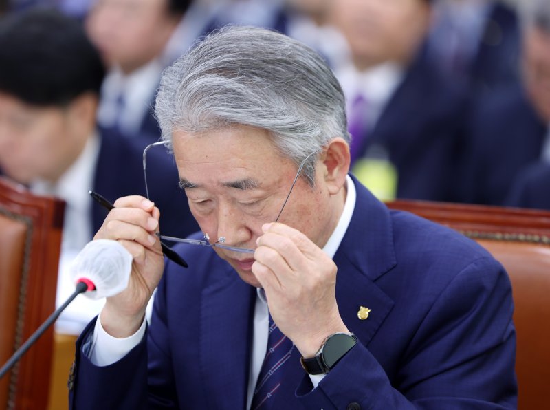 [서울=뉴시스] 김명년 기자 = 강호동 농협중앙회장이 지난 10월24일 오전 서울 여의도 국회 농림축산식품해양수산위원회에서 열린 농협중앙회-한국마사회 등에 대한 국정감사에서 안경을 고쳐쓰고 있다. 2025.10.24. kmn@newsis.com