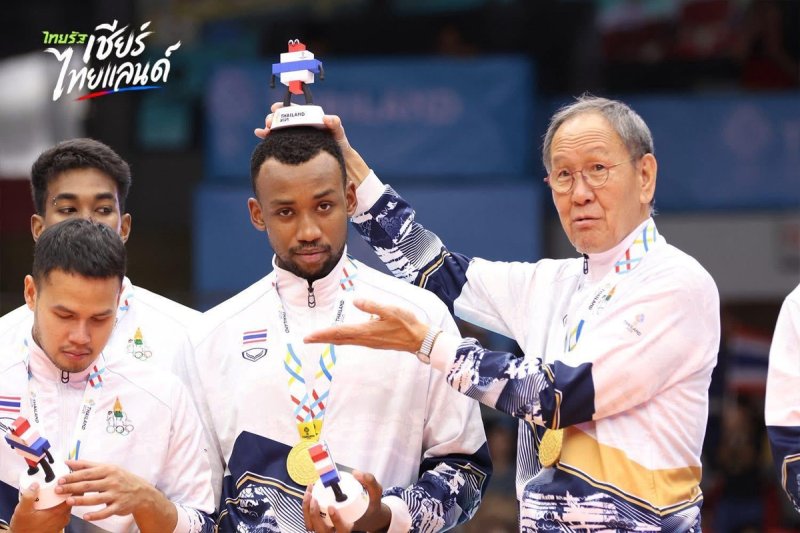 태국 남자배구 대표팀의 SEA게임 우승을 지휘한 박기원 감독(맨 오른쪽) (출처=연합뉴스)