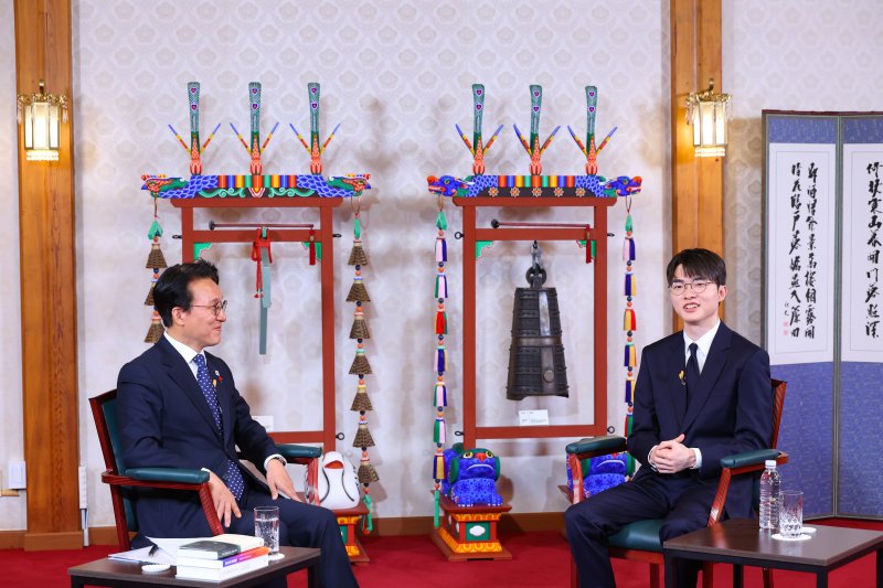 김민석 국무총리가 지난 18일 서울 국무총리 공관에서 프로게이머 '페이커' 이상혁 선수를 초청해 '제7차 토론나라: 총리의 인터뷰'를 진행하고 있다. 총리실 제공