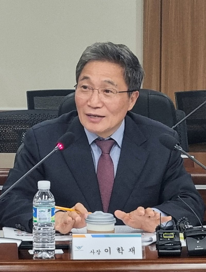 [서울=뉴시스] 이학재 인천국제공항공사 사장이 16일 인천국제공항공사 회의실에서 열린 기자간담회에서 취재진 질의에 답하고 있다. (사진=인천국제공항공사 제공) 2025.12.16. photo@newsis.com *재판매 및 DB 금지