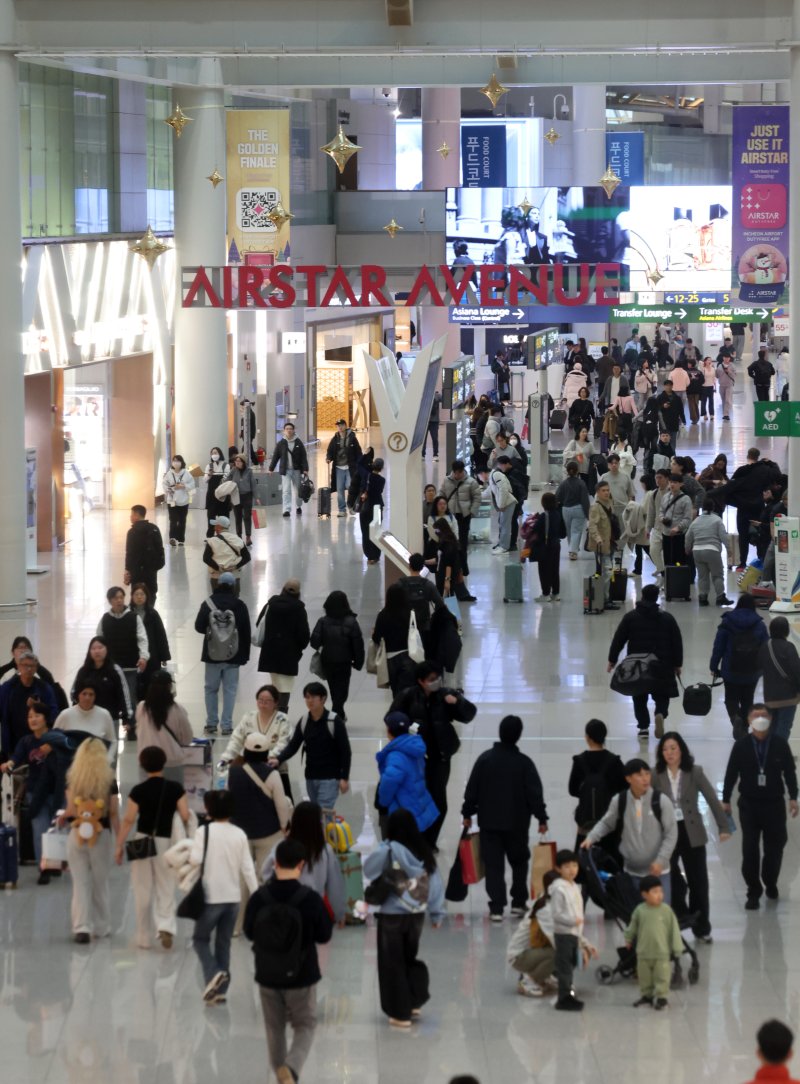 [인천공항=뉴시스] 이영환 기자 = 16일 오전 인천국제공항 제1여객터미널 면세구역에서 여행객들이 오가고 있다.한국면세점협회에 따르면 올해 들어 10월까지 국내 면세점 매출은 73억달러(약10조원)로 집계됐으며 작년 같은 기간보다 16.6% 급감했다. 올해 연간 시장 규모는 2015년(약81억달러) 이후 최저치를 기록할 것으로 전망된다. 한국문화관광연구원의 작년 외래 관광객 조사에 따르면 외국인의 주요 쇼핑 장소로 거리 상점을 꼽은 비율은 49.6%에 달했다. 반면 공항 면세점 이용률은 14.2%에 그쳐 2019년(33.5%) 대비