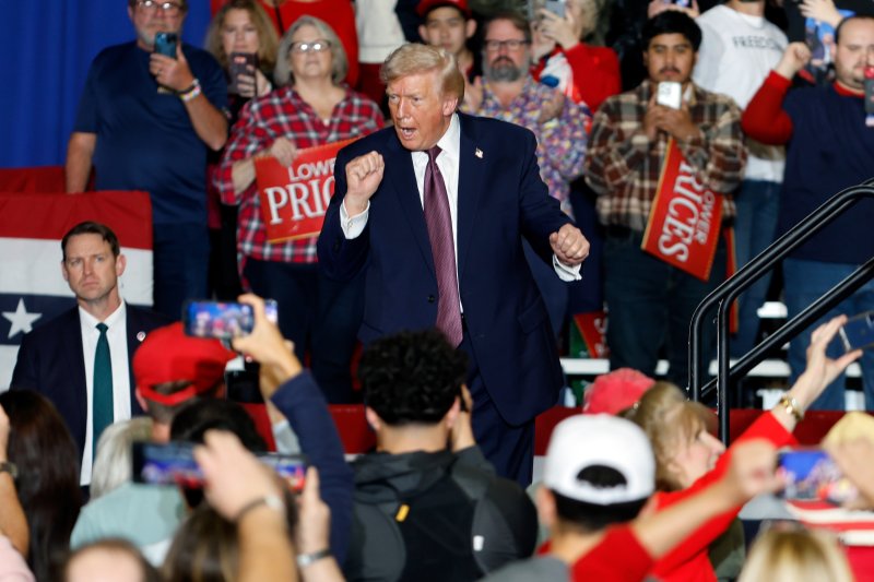 미국의 도널드 트럼프 대통령이 19일(현지시간) 미국 노스캐롤라이나주 록키 마운트에서 정치 유세를 하고 있다.AP연합뉴스