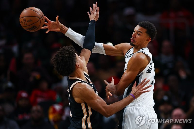 수비하는 빅토르 웸반야마(오른쪽) (출처=연합뉴스)