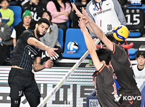 공격 시도하는 현대캐피탈 레오 (출처=연합뉴스)