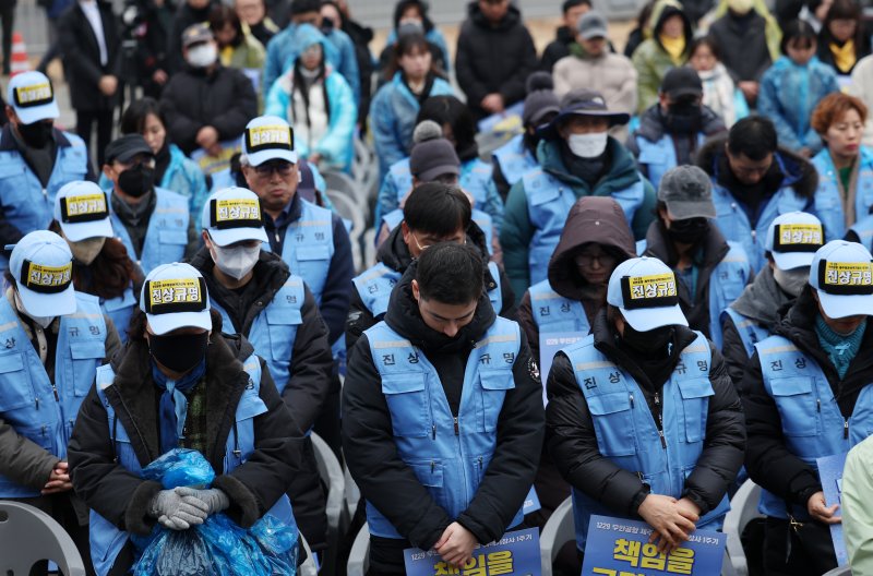 [서울=뉴시스] 조성우 기자 = 20일 오후 서울 종로구 보신각 앞에서 열린 12.29 무안공항 제주항공 여객기 참사 1주기 전국 시민 추모대회에서 여객기 참사 유가족들이 묵념하고 있다. 2025.12.20. xconfind@newsis.com