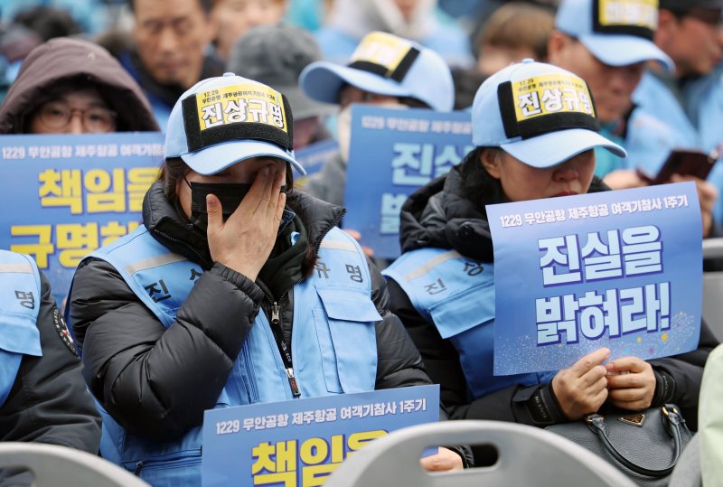 [서울=뉴시스] 조성우 기자 = 20일 오후 서울 종로구 보신각 앞에서 열린 12.29 무안공항 제주항공 여객기 참사 1주기 전국 시민 추모대회에서 여객기 참사 유가족이 눈물을 흘리고 있다. 2025.12.20. xconfind@newsis.com