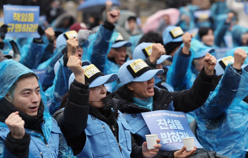 [서울=뉴시스] 조성우 기자 = 20일 오후 서울 종로구 보신각 앞에서 열린 12.29 무안공항 제주항공 여객기 참사 1주기 전국 시민 추모대회에서 여객기 참사 유가족들이 구호를 외치고 있다. 2025.12.20. xconfind@newsis.com
