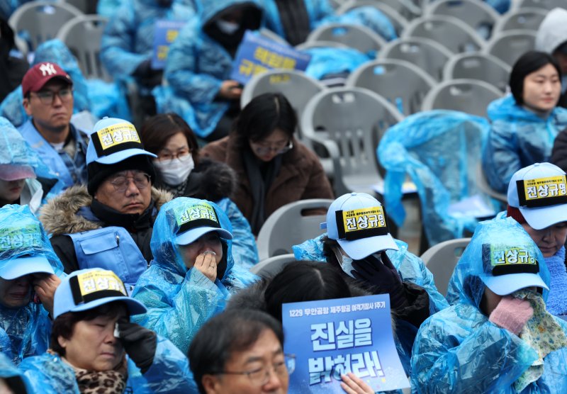 [서울=뉴시스] 조성우 기자 = 20일 오후 서울 종로구 보신각 앞에서 열린 12.29 무안공항 제주항공 여객기 참사 1주기 전국 시민 추모대회에서 여객기 참사 유가족이 눈물을 흘리고 있다. 2025.12.20. xconfind@newsis.com