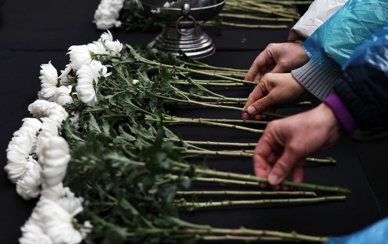 20일 오후 서울 종로구 보신각 앞에서 열린 '12·29 무안공항 제주항공 여객기 참사 1주기 전국 시민 추모대회'에서 추모객들이 헌화하고 있다. 2025.12.20/뉴스1 ⓒ News1 구윤성 기자