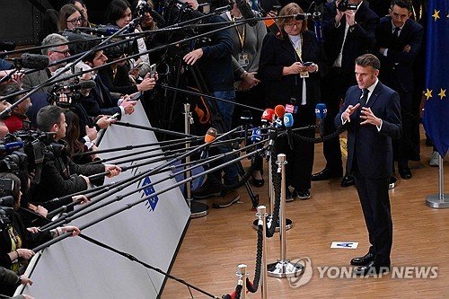 언론사 봉 마이크 앞에서 발언하는 마크롱 대통령 (출처=연합뉴스)