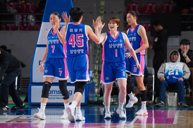 이해란(오른쪽) 등 삼성생명 선수들 (출처=연합뉴스)